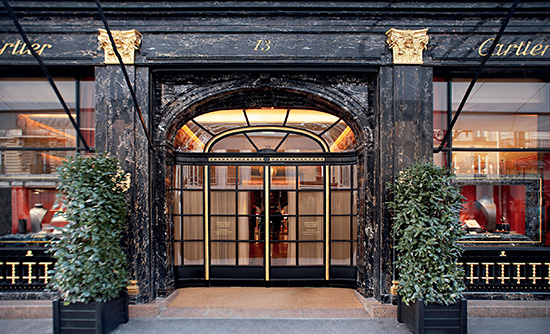 1899年、パリ・ヴァンドーム広場の北側にあるラ・ペ通りにブティックをオープン。ここは現在もカルティエの拠点。荘厳かつ優美な外装・内装ともに目を奪われる。 Thierry Malty © Cartier