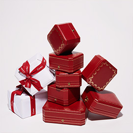 赤地にゴールドの模様が入ったボックスはカルティエのシンボル。
©Shinsuke Kojima