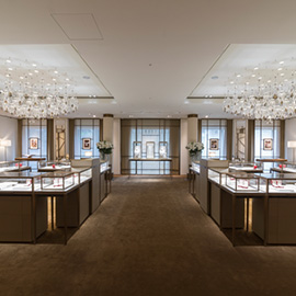 2016年に改装された“カルティエ 銀座ブティック”の３階ダイヤモンド フロアで優雅なリング選びを。© Jimmy Cohrssen