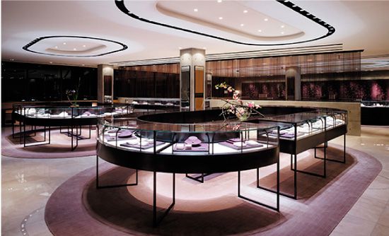 京都本店は安藤忠雄建築研究所による和とモダンが融合した建物。静謐な雰囲気の中、落ち着いてジュエリー選びを。