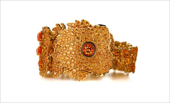 「祇園祭」にインスパイアされた“京ノ祭”コレクションのブレスレット。祭りの躍動感が見事に表現されている。