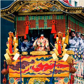 実際の「祇園祭」の様子。色鮮やかでダイナミックな装飾があふれている。
