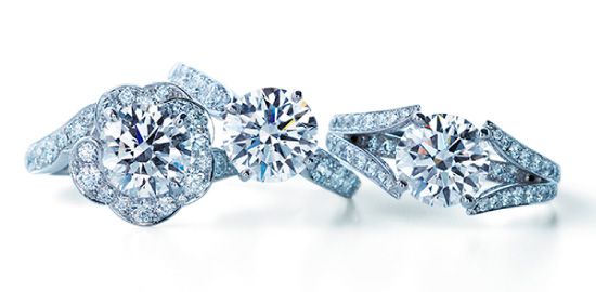 ダイヤモンドが強い輝きを放つエンゲージリング。華やかなデザインはもちろん、着けた時の美しさに
徹底的なこだわりがある。左から“花麗（はなうらら）”“睡蓮（すいれん）”“瑞穂波（みずほなみ）”。