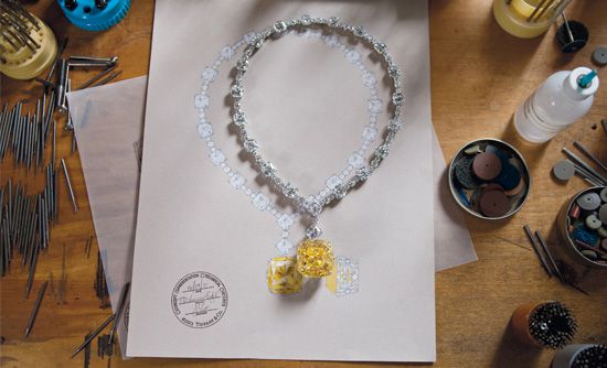 1878年に購入した287.42カラットの巨大なイエローダイヤモンドは、128.54カラット・82面にカットされ、ブローチやチョーカーの一部として活躍した。現在はネックレスとしてニューヨーク本店に展示されている。©Tiffany & Co.