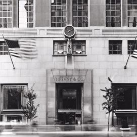 ニューヨーク本店の入り口上には、シンボルのアトラスクロックがニューヨークで最も正確に時を刻んでいる。©Andrew Bordwin