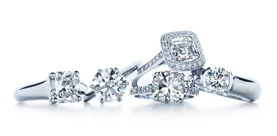 ダイヤモンドのカッティング、アームのデザインともに独創的なティファニーのエンゲージリング。ニューヨーク発ブランドならではの都会的なムードが漂う。マリッジリングとの重ね着けもおすすめ。©Carlton Davis