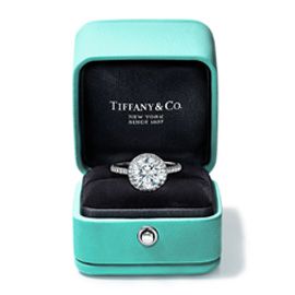 エンゲージリング用のボックスは、特別なティファニーブルー。©Tiffany & Co.