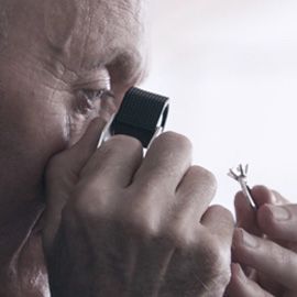 エキスパートによりチェックを重ねて仕上げられる「ティファニー® セッティング」。©Tiffany & Co.